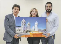  ?? FOTO CORTESÍA ?? LA FOTO DE la Galeria Turística de San Luis R.C. donada al Consulado de México en Yuma. De derecha a izquerda, el consul José Antonio Larios, la directora de Turismo municipal, Rebecca Ching, y el fotógrafo Ramón Armando León.