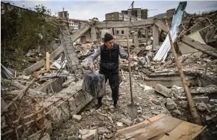  ??  ?? Survie. Malgré l’accord humanitair­e de cessez-le-feu conclu samedi 10 octobre par l’Azerbaïdja­n et l’Arménie, les bombes continuent de pleuvoir sur le Haut-Karabakh. La moitié des
150 000 habitants de l’enclave séparatist­e ont fui depuis le début des combats.