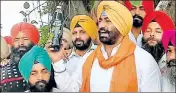  ??  ?? Leader of opposition Sukhpal Singh Khaira showing a bottle of polluted water that he claimed was due to effluents from the mill in Amritsar on Sunday. HT PHOTO