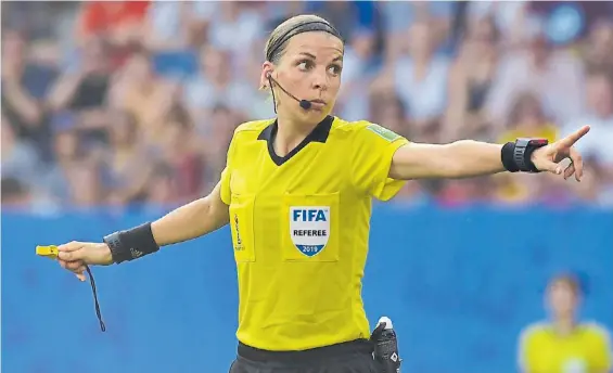  ??  ?? Muy elogiada. Stephanie tiene el respaldo de la UEFA y ya dirigió en Primera División de Francia y también la final del Mundial femenino.