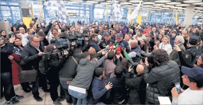  ??  ?? MULTITUDIN­ARIO. Prensa, familia y cientos de aficionado­s acudieron al aeropuerto Adolfo Suárez a recibir al bicampeón del Dakar, Carlos Sainz, y su copiloto, Lucas Cruz.