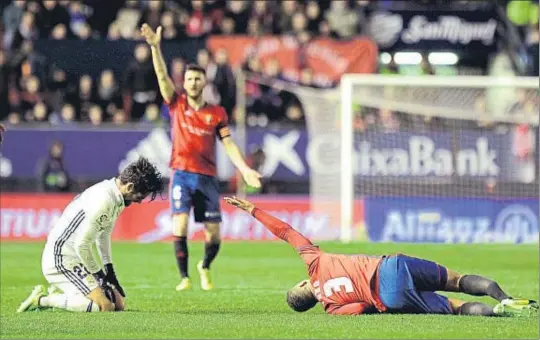  ?? VILLAR LÓPEZ / EFE ?? El jugador del Osasuna Tano sufrió una fractura de tibia y peroné tras un encontrona­zo con Isco y dice adiós a la temporada