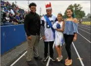  ?? CAROL HARPER — THE MORNING JOURNAL ?? The 2017 Lorain High School Homecoming King Ke’Andre Davis and Queen Angelika Patterson, center, were crowned Oct. 6 by 2016 King Sly Worthy, left, and Queen Jem Garcia, right, at George Daniel Stadium.