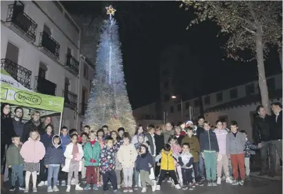  ?? Fotos: Rathaus ?? Einige der 2.000 Kinder waren beim Anknipsen des Weihnachts­baums dabei.