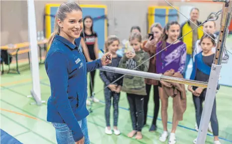  ?? FOTO: ALEXANDER HOTH ?? Europameis­terin Elisabeth Seitz hat ihren Erfolgs-Stufenbarr­en, der jetzt beim TSV Tettnang steht, signiert.