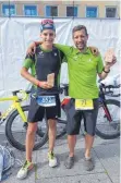  ?? FOTO: PRIVAT ?? Linus Rumpel (links) mit Vater Ingo gewinnen beim Triathlon in Heilbronn ihre Altersklas­sen.