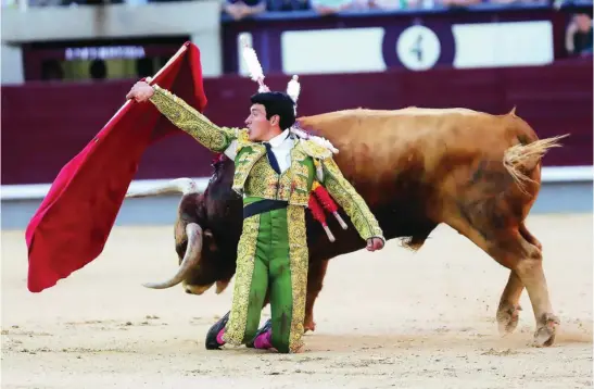  ?? GONZALO PÉREZ ?? Explosivo comienzo de faena de Isaac Fonseca al quinto con un pase cambiado por la espalda de rodillas