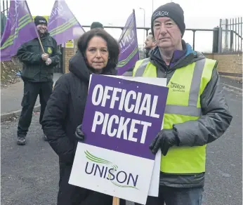  ?? ?? North East Ambulance Service Unison branch secretary Brian Dodds and MP Julie Elliott.