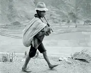  ??  ?? Sulla strada per Cuzco, vicino a Pisac, Perù, May 1954 © Werner Bischof / Magnum Photos