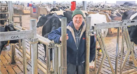  ??  ?? In dem riesigen Kuhstall von Bauer Toni Venedey in Erkelenz-Hetzerath können sich die Kühe frei bewegen. Jede Kuh kann sich ihren Ruheplatz in einem Strohlager aussuchen oder die Wellnessbü­rsten (im Hintergrun­d) nutzen. Auch gemolken wird vollautoma­tisch wenn die Kuh in eine der zwei Melkstatio­nen geht.