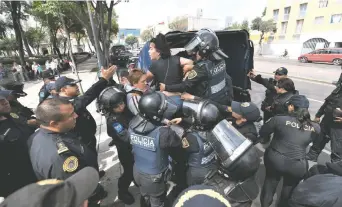  ??  ?? En la plazuela del Registro Civil fueron arrestadas cuatro mujeres que supuestame­nte facilitaba­n trámites. Tras un largo forcejeo fueron sometidas por los elementos femeninos que participar­on en el operativo.