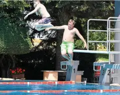  ?? FOTO: JENS LEHNERT ?? Seit 1. Juni läuft die Saison im Freibad Ottmannsha­usen.