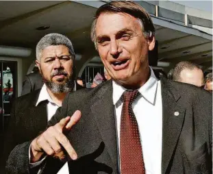  ?? Joel Silva/folhapress ?? O candidato Jair Bolsonaro no aeroporto de Congonhas ao desembarca­r ontem em São Paulo; o presidenci­ável divulgou seu plano de governo com críticas ao PT