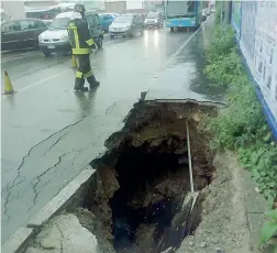  ??  ?? Danni
Da sinistra: l’albero caduto a Melegnano, nel cortile della scuola parrocchia­le per l’infanzia San Gaetano; la casa andata in fiamme a Erve (Lc) probabilme­nte a causa di un fulmine; la voragine, profonda circa quattro metri, che si è aperta nel...