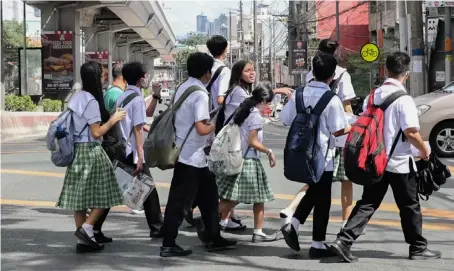 ?? PHOTOGRAPH BY RIO DELUVIO FOR THE DAILY TRIBUNE @tribunephl_rio ?? AFTER their morning classes, students are leaving the school and heading home.