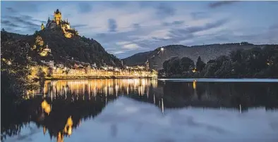  ??  ?? El castillo de Cochem se ubica en una colina a más de cien metros en el sur de Alemania.