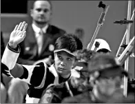  ?? EDGARD GARRIDO / REUTERS ?? China’s Zhu Qinan acknowledg­es the crowd during Sunday’s rifle 50m 3 positions final.