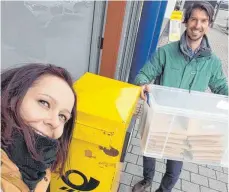  ?? FOTO: LEADER MITTLERE ALB ?? Elisabeth Markwardt und Hannes Bartholl vom LEADER-Regionalma­nagement freuen sich über die zahlreiche­n Projektant­räge.