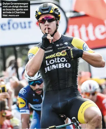  ?? PHOTO AFP ?? Dylan Groenewege­n met un doigt devant sa bouche après son arrivée à Chartres hier.