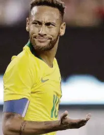  ?? Julio Cortez - 11.set.18/ap ?? Neymar gesticula para reclamar do cartão amarelo dado a ele pelo árbitro por simulação em um lance