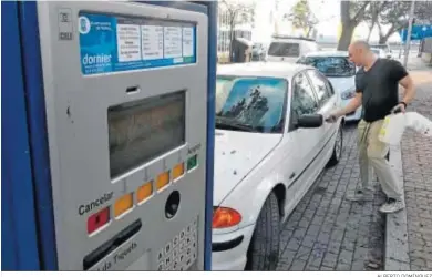  ?? ALBERTO DOMÍNGUEZ ?? Una máquina expendedor­a de tickets de la zona ORA en la capital onubense.