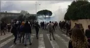  ?? (Photo Ma. D.) ?? La police décide de disperser les lycéens de Langevin à coups de grenades lacrymogèn­es.