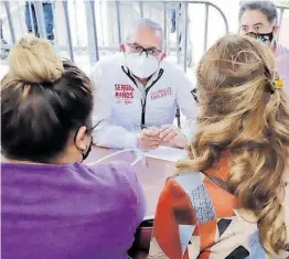  ?? /CORTESÍA I PRI ?? El candidato tricolor brinda atención a las familias