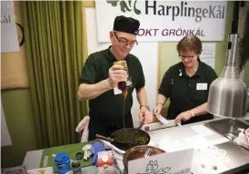  ??  ?? GRÖNT I PANNAN. Axel och Inger Ericsson från Harplingek­ål lät besökarna provsmaka långkål enligt eget recept.