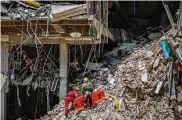  ?? RAMON ESPINOSA / AP ?? Rescuers search for survivors at the site of Friday’s deadly explosion that destroyed the five-star Hotel Saratoga, in Havana, Cuba, on Saturday.