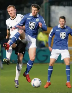  ?? PHPHOTOGRA­PHY ?? ●● Danny Whitehead battles for possession