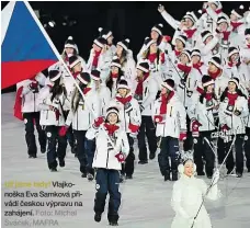  ?? Foto: Michal Sváček, MAFRA ?? Už jsme tady!
Vlajkonošk­a Eva Samková přivádí českou výpravu na zahájení.