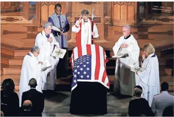  ?? FOTO: DPA ?? Der Sarg von John McCain wird während des Gottesdien­stes in der Washington National Cathedral gesegnet.