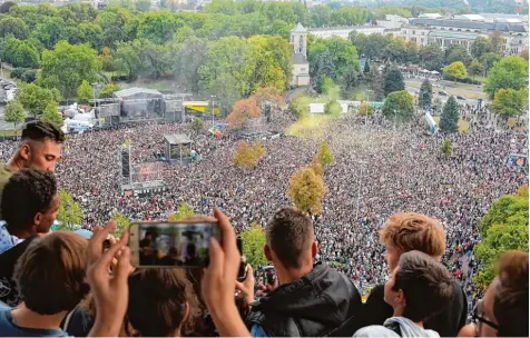  ?? Foto: Matthias Rietschel/Getty Images ?? Rund 50000 Menschen kamen am Montagaben­d in Chemnitz zu einem Konzert gegen Fremdenhas­s und rechte Gewalt. Zu der Gratisvera­nstaltung unter dem Motto „#wir sindmehr“hatten mehrere Bands eingeladen, darunter Die Toten Hosen , Feine Sahne Fischfilet und die Chemnitzer Band Kraftklub.