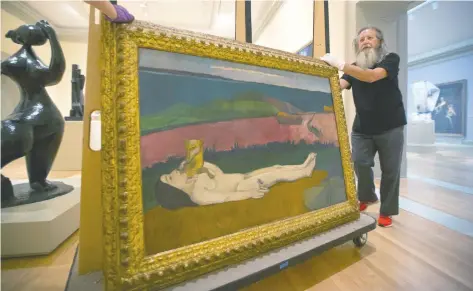  ??  ?? Las obras del Museo Chrysler, en Norfolk, Virginia, fueron trasladada­s ante el inminente embate de Florence. En la foto, la pintura “La Pérdida de la Virginidad”, de Paul Gauguin.