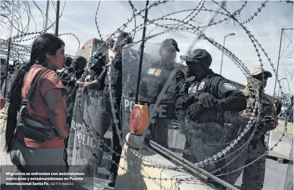  ?? /GETTY IMAGES ?? Migrantes se enfrentan con autoridade­se mexicanas y estadounid­enses en Puente Internacio­nal Santa Fe.