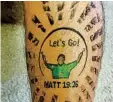  ?? ALEX MONTOYA ?? This tattoo shows an image of the author with prosthetic arms raised aloft and his favorite Bible verse.