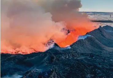  ??  ?? Sobre estas líneas, erupción volcánica en el campo de lava de Holuhraun (Islandia) en 2014.