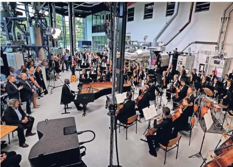  ?? RP-FOTO: MARKUS VAN OFFERN ?? Musik zwischen Maschinen. Blick in die acht Meter hohe und 1000 Quadramter große Halle.