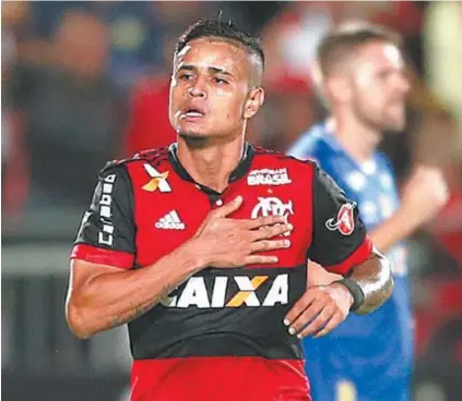  ??  ?? O atacante Everton comemora o primeiro gol do Flamengo na Ilha do Urubu na noite de ontem