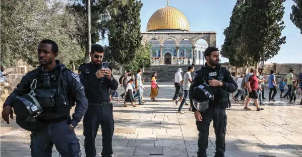  ?? أرشيفية ?? قوات الأمن الإسرائيلي­ة تحمي مجموعة من المستوطنين أمام مسجد قبة الصخرة. ⬛
