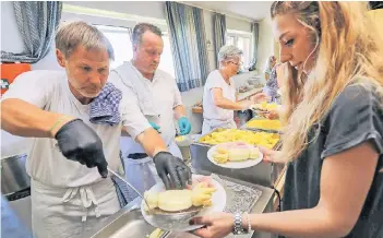  ?? RP-FOTO: JÜRGEN LAASER ?? Norbert Schmitz (l.) vom Organisati­onskomitee ist leidenscha­ftlicher Hobbykoch. Auch diesmal war er wieder Chef der Spargelküc­he, die zur Mittagszei­t im Effelder Bürgerhaus die Besucher bewirtet.