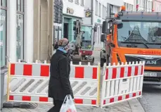  ?? FOTO: DANIEL HÄFELE ?? Arbeiter haben den ganzen Dienstag über die Stromleitu­ng repariert. Eine Muffe war defekt.