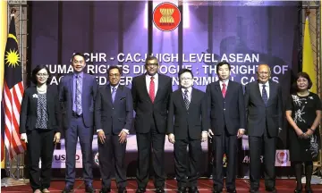  ?? — Bernama photo ?? Malanjum (fourth right) in a photo-call at the Asean Intergover­nmental Commission on Human Rights (AICHR)-Council of Asean Chief Justices (CACJ) High Level Asean Human Rights Dialogue: ‘The Rights of Accused Persons In Criminal Cases’ in Putrajaya.