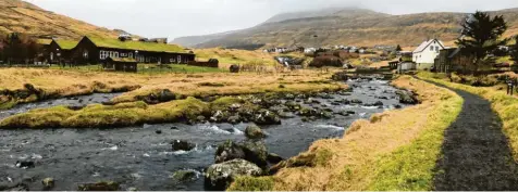  ?? Foto: Steffen Trumpf, dpa ?? Auf den Färöer Inseln lebt inzwischen Anja Mazuhn. Die ehemalige Klatschkol­umnistin erzählt in einem Buch vom rauen Leben auf der nordischen Inselgrupp­e, auf der sich auch Traditione­n der Wikinger erhalten haben.