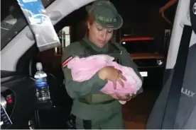  ?? MSP ?? Una oficial se encargó de llevar en brazos a la bebé hasta la clínica.