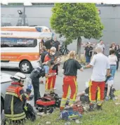  ?? FOTO: BECKERBRED­EL ?? Auf dem Parkplatz des Marktes kümmerten sich Rettungskr­äfte um Verletzte.