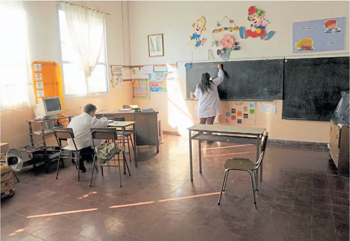  ?? JUAN JOSÉ TRAVERSO ?? Los personajes de la vida. El alumno, la maestra, la corrupción y hasta la religión entran en los chistes que reunió Carlos Silveyra escuchando a los niños.