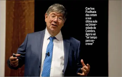  ??  ?? Carlos Fi ol hais deu ontem a sua úl t i ma aul a na Universida­de de Coimbra. Agora vai “ter tempo para escrever”