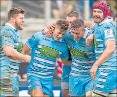  ??  ?? Warriors celebrate a try by Huw Jones