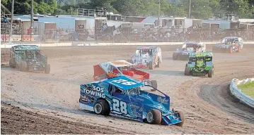  ?? BERND FRANKE
TORSTAR ?? Sportsman race cars slide their way into a corner in a qualifying heat.